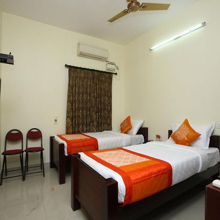 Oyo 10465 Koyambedu Chennai Hotell Exteriör bild