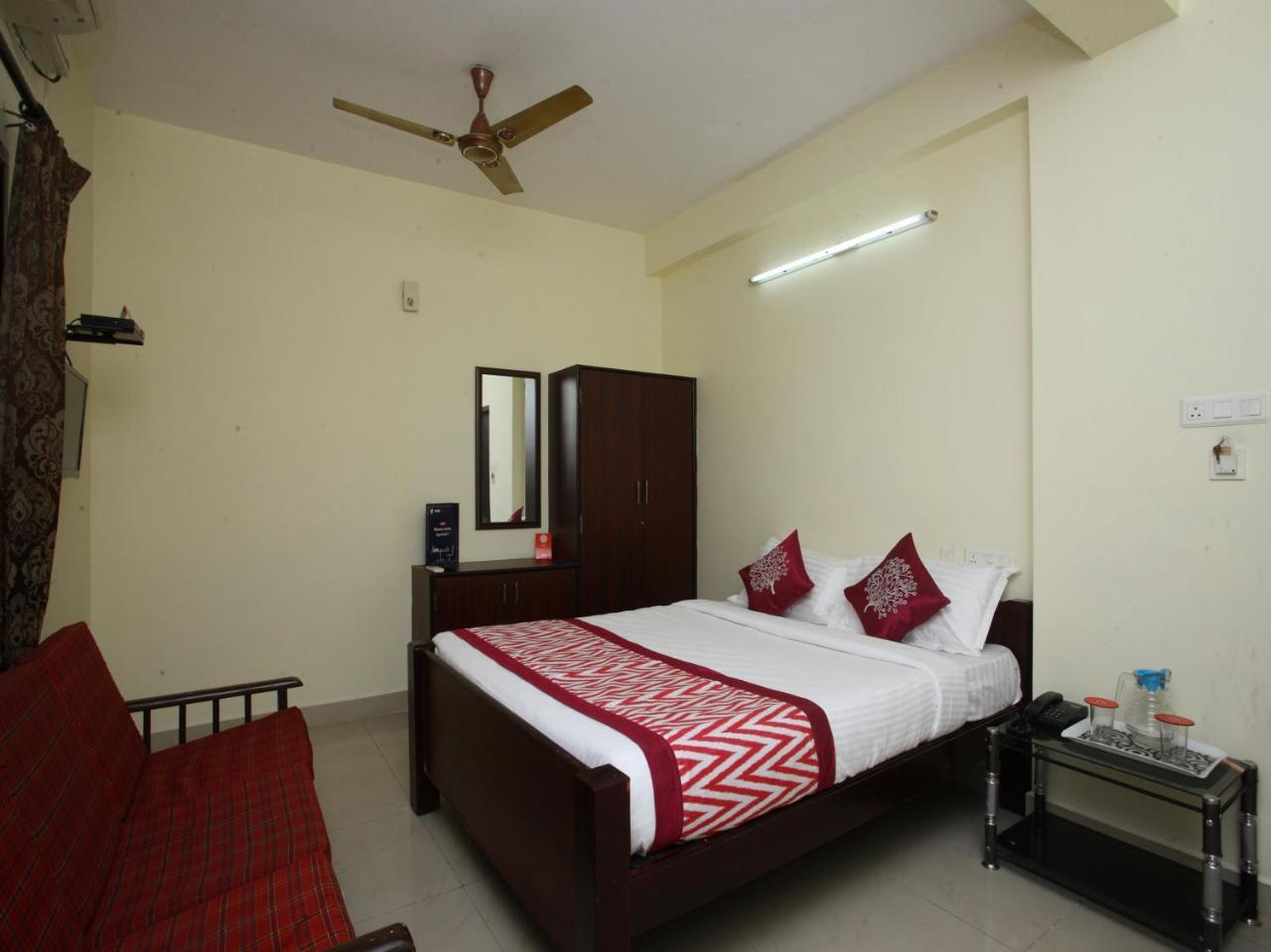Oyo 10465 Koyambedu Chennai Hotell Exteriör bild